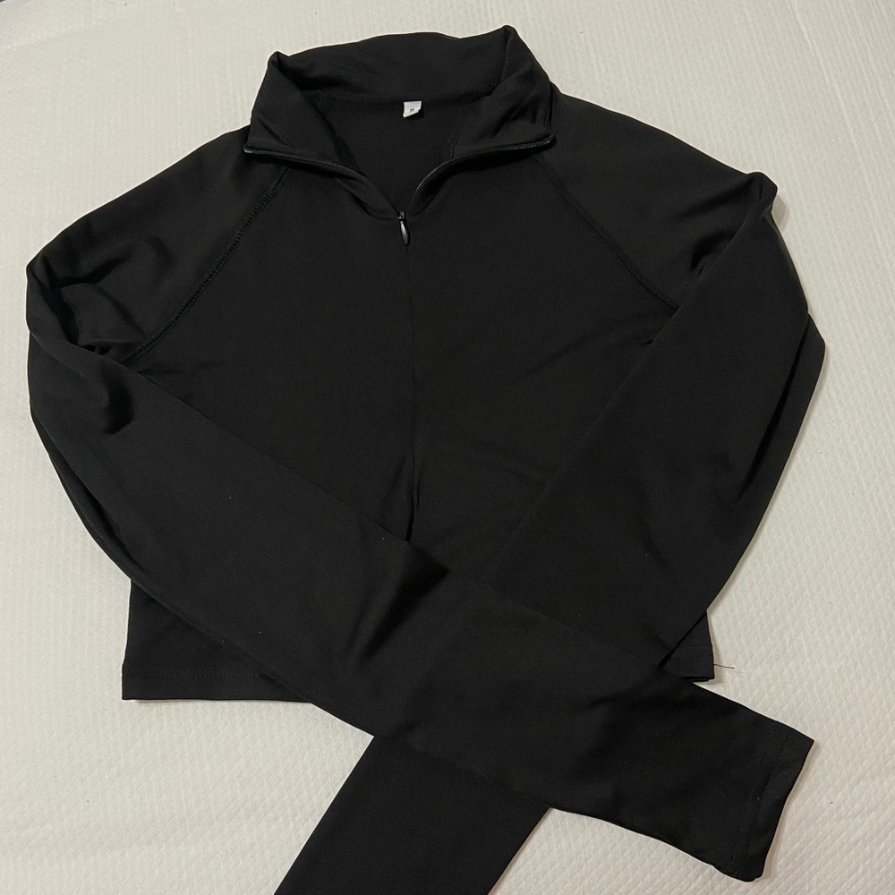 Black long sleeve crop top